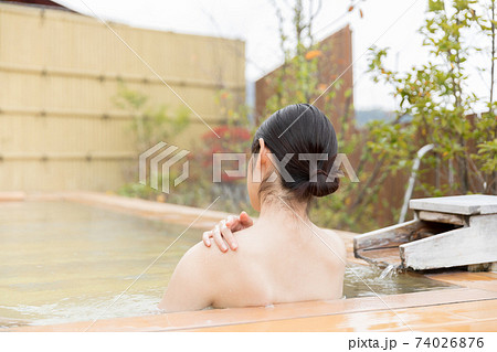 女性 温泉 入浴 背中の写真素材