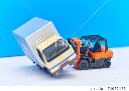フォークリフト事故の様子の写真素材