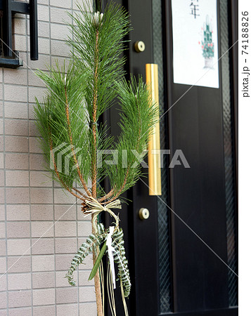 門松 松 玄関 飾りの写真素材