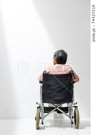 女性 シニア 後ろ姿 車椅子の写真素材