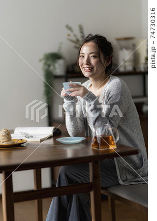 紅茶 女性 飲む 上半身の写真素材