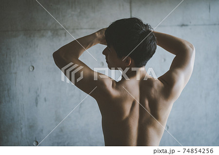 男性 ヌード 背中 筋肉 後姿の写真素材