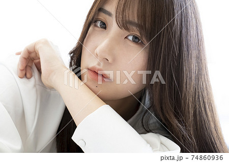 女性 モデル ポーズ 顔の写真素材