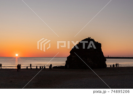 夕日 稲佐の浜 出雲の写真素材