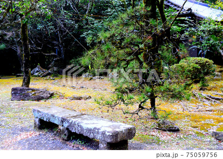 ベンチ 椅子 石 日本庭園の写真素材 - PIXTA