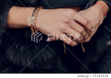 ジュエル ブレスレット 腕輪 女の子の写真素材