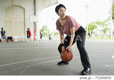 女子バスケ ドリブルの写真素材