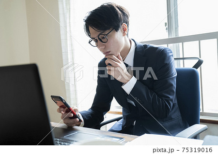 男 スーツ メガネ かっこいいの写真素材