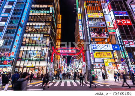 繁華街 新宿 ネオン街 夜景の写真素材 - PIXTA 繁華街 新宿 ネオン街 夜景の写真素材 - PIXTA