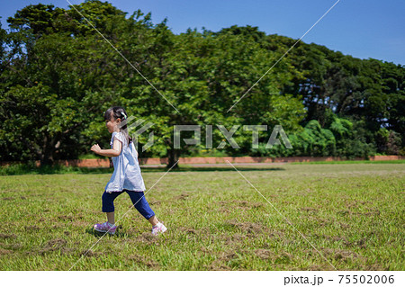 人物 女の子 走る 後ろ姿 喜び 楽しい 少女の写真素材