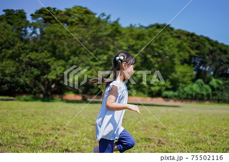 人物 女の子 走る 後ろ姿 喜び 楽しい 少女の写真素材