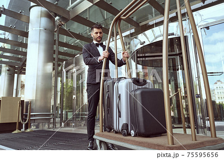 ホテルマン 制服 ポーターの写真素材