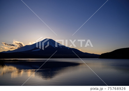 夕焼け 幻想的 雲 夕景の写真素材