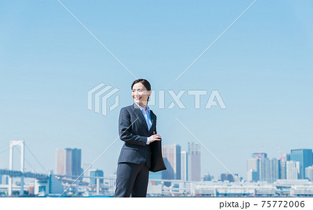 振り向き顔の写真素材