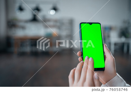 クロマキー グリーンスクリーン グリーンバック スマホの写真素材