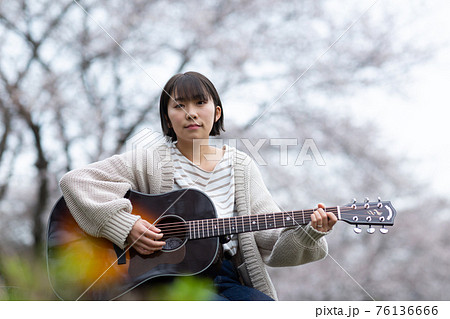 アコギ女子の写真素材