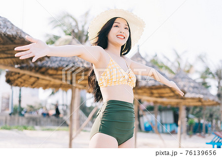 ビキニ 水着 女性 韓国人の写真素材