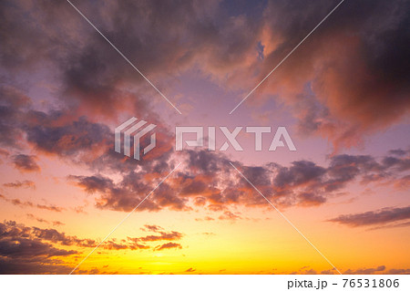 夕焼け 幻想的 雲 夕景の写真素材