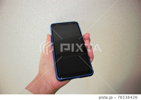 スマホ持つの写真素材