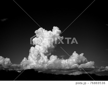 入道雲 モノクロ 空 雲の写真素材