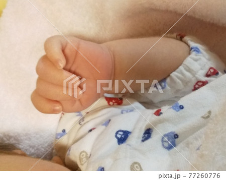 新生児 手 グーの写真素材