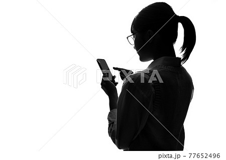 女性 携帯電話 シルエット 人物 女の写真素材