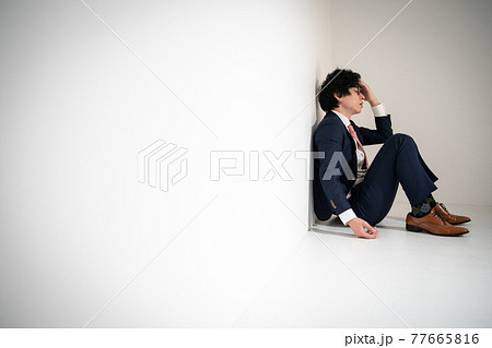 しゃがむ 横向きの写真素材