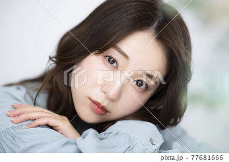 上目遣い 女性の写真素材