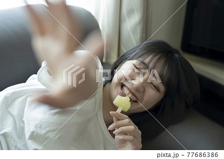 人物 女性 アイス 食べるの写真素材