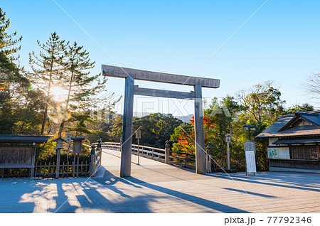 伊勢神宮 鳥居 神社 朝日の写真素材