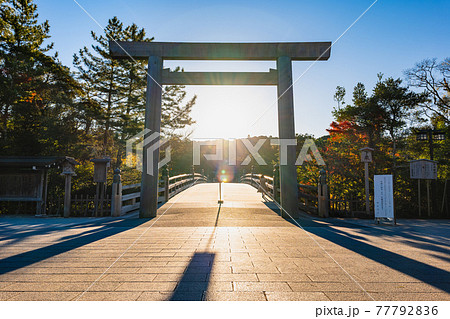 伊勢神宮 宇治橋 日の出 朝日の写真素材