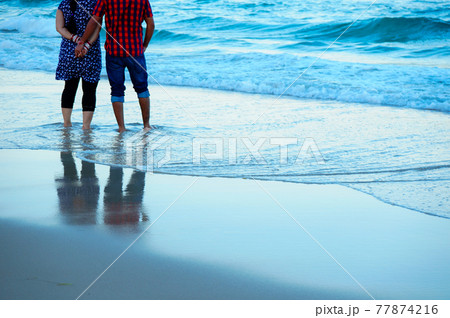 後ろ姿 ビーチ 海 カップルの写真素材