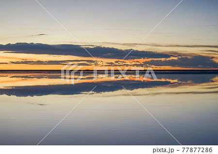 ウユニ塩湖 夕焼け 反射 塩湖の写真素材