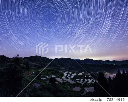 星峠 棚田 星景 星空の写真素材