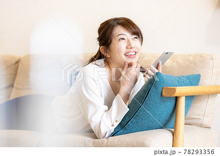 女性 頬杖 寝そべる 人物の写真素材