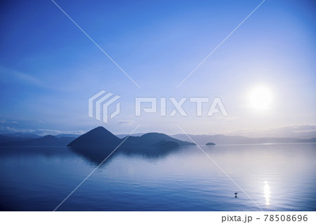 洞爺湖 湖 日の出 夜明けの写真素材
