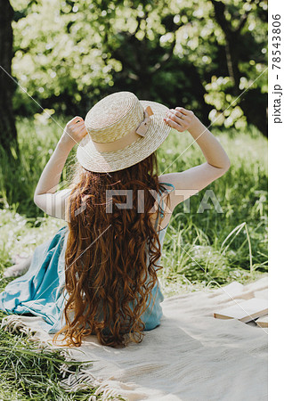 麦わら帽子 女の子 後ろ姿 人物の写真素材