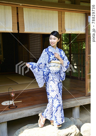 浴衣 女性 ポーズ 全身の写真素材