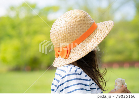 麦わら帽子 女の子 後ろ姿 人物の写真素材