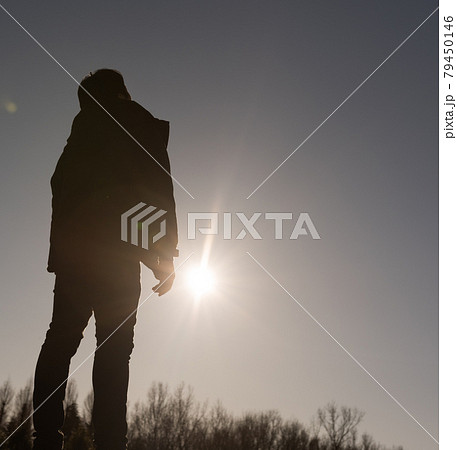 シルエット 後ろ姿 人物 男性の写真素材