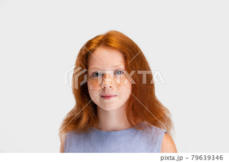 そばかす 女の子 かわいいの写真素材