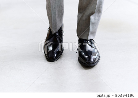 サラリーマン 靴 足 歩くの写真素材 サラリーマン 靴 足 歩くの写真素材