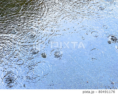 水 雨 波紋 水たまりの写真素材