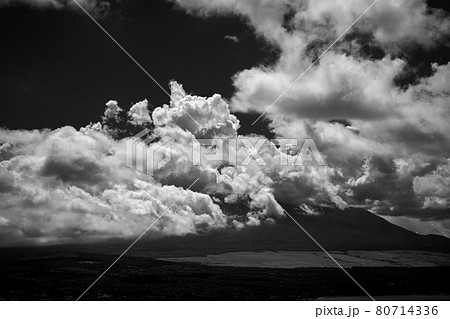 山 モノクロ 雲 白黒の写真素材