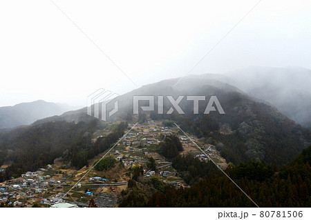 集落 森林 山 谷間の写真素材