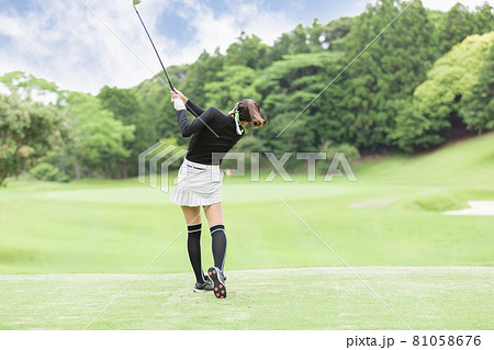 人物 女性 ゴルフ 後ろ姿の写真素材