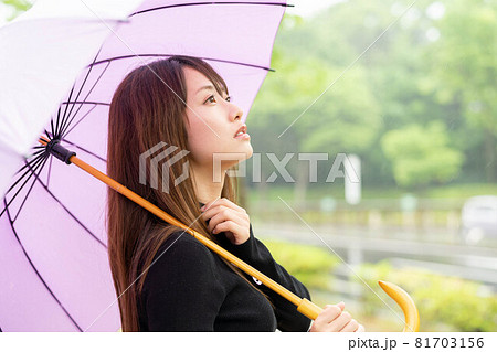 雨 傘 梅雨 美しいの写真素材