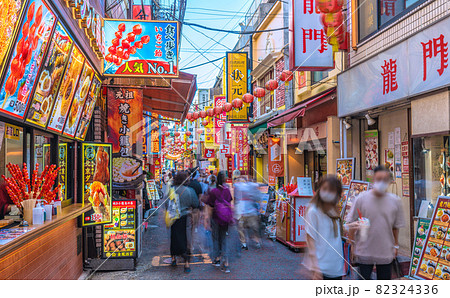 通り 看板 横浜 中華街の写真素材