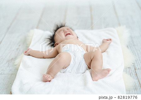 オムツ交換の写真素材 オムツ交換の写真素材