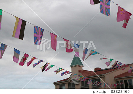 旗 運動会 黄色 赤色の写真素材